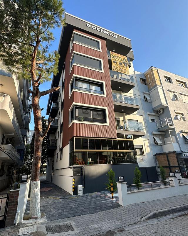 Nergiz Apartmanı: kahverengi ve beyaz cepheli apartman