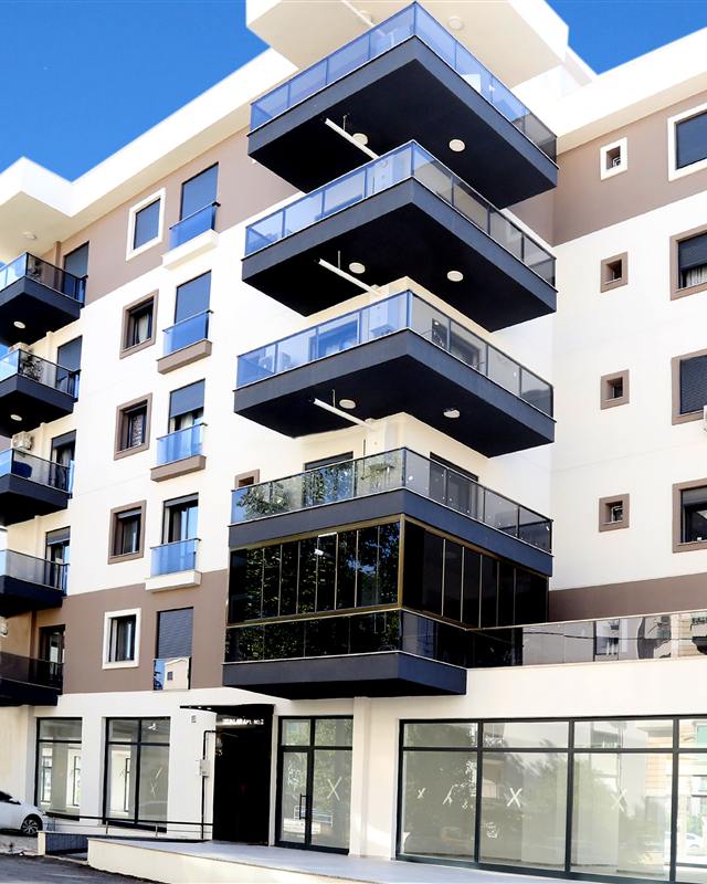 Atakent'te geniş balkonlu, zemin katı dükkânlı apartman