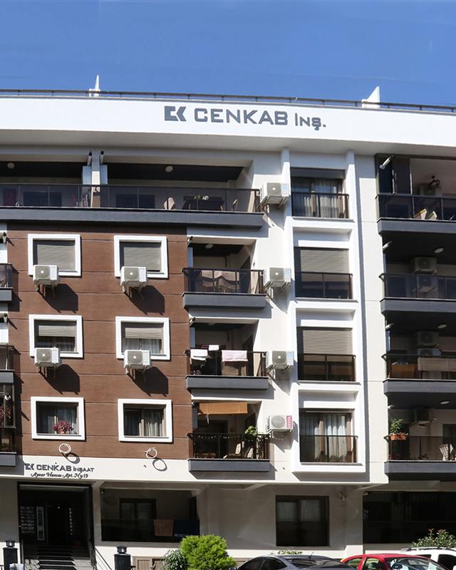 Aynur Hanım Apartmanı: kahverengi ve beyaz cepheli apartman