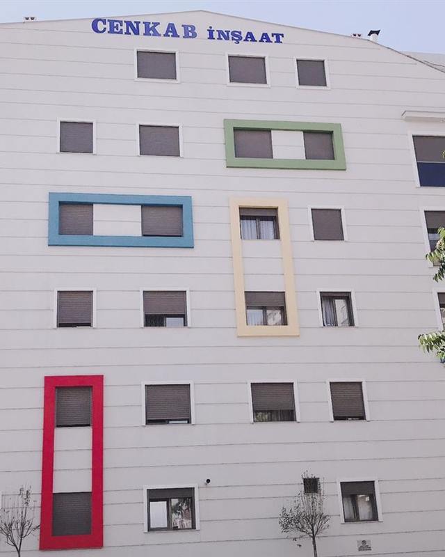 Renk Suite: renkli pencere çerçeveli beyaz cephe