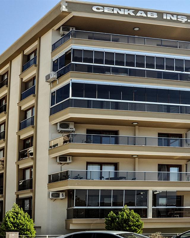 Elif Hanım Apartmanı: cam balkonlu, bej cepheli apartman