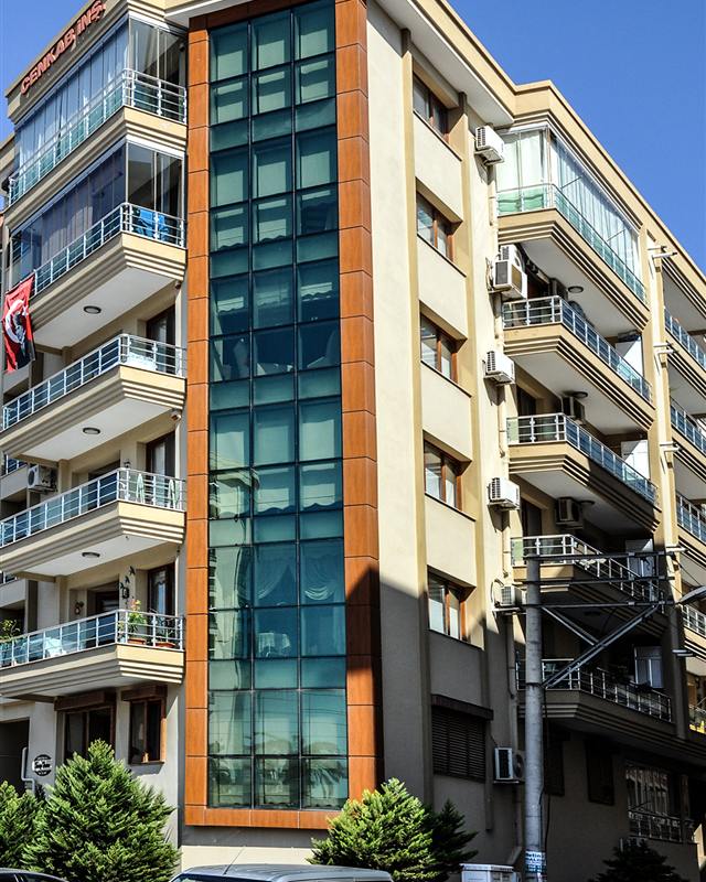 Saniye Hanım Apartmanı: cam cepheli dikey bölümü olan dar apartman