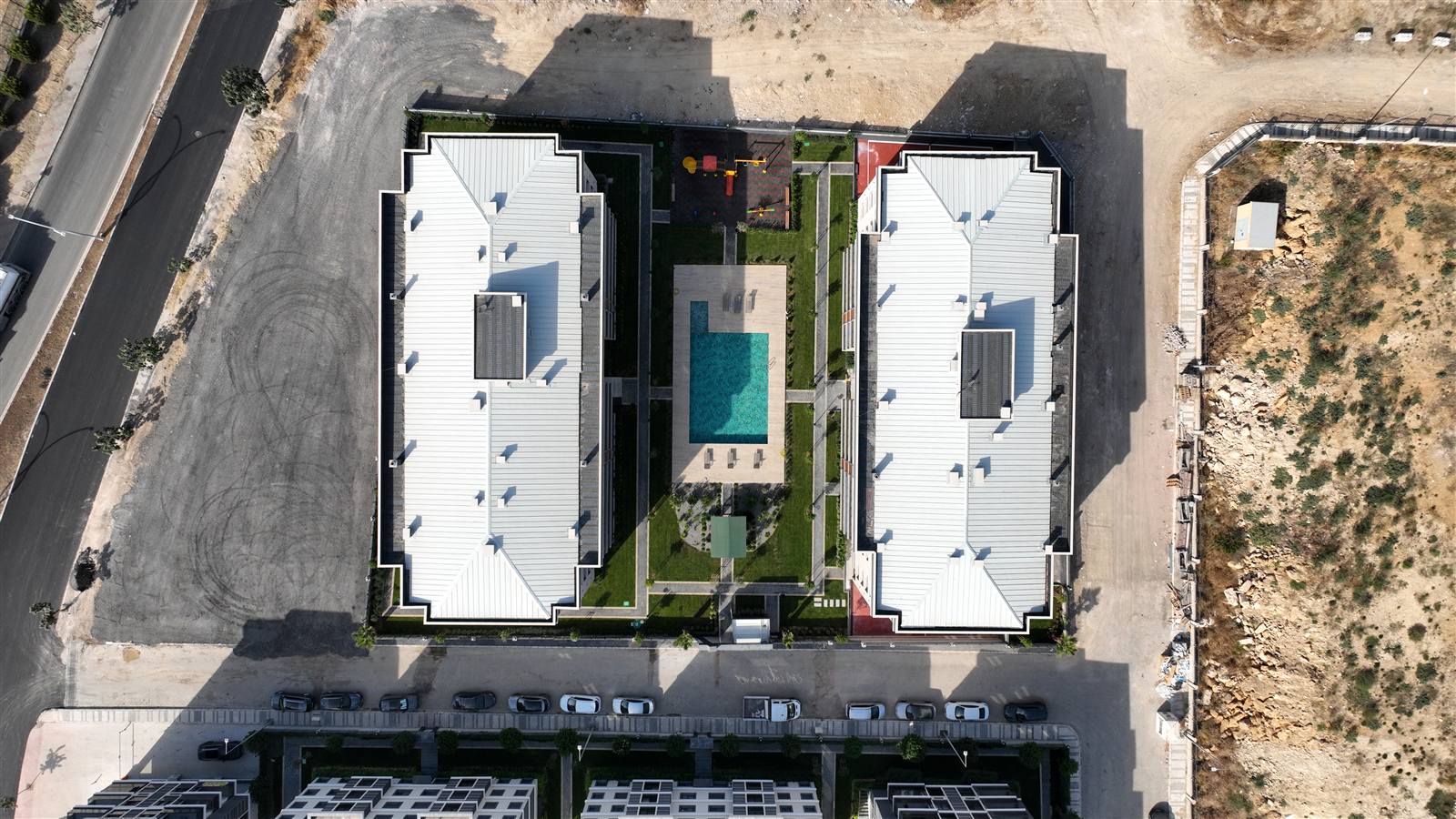 Wellness Life 2 site planı: iki blok, havuz ve bahçe, tepeden görünüm