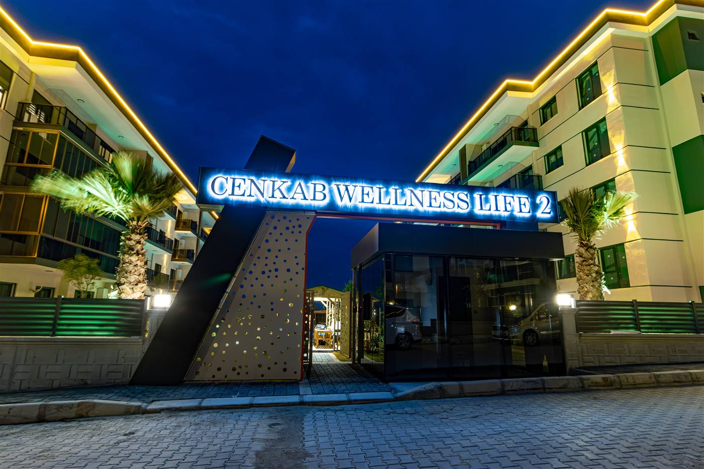 Işıklı "Cenkab Wellness Life 2" giriş tabelası, akşam