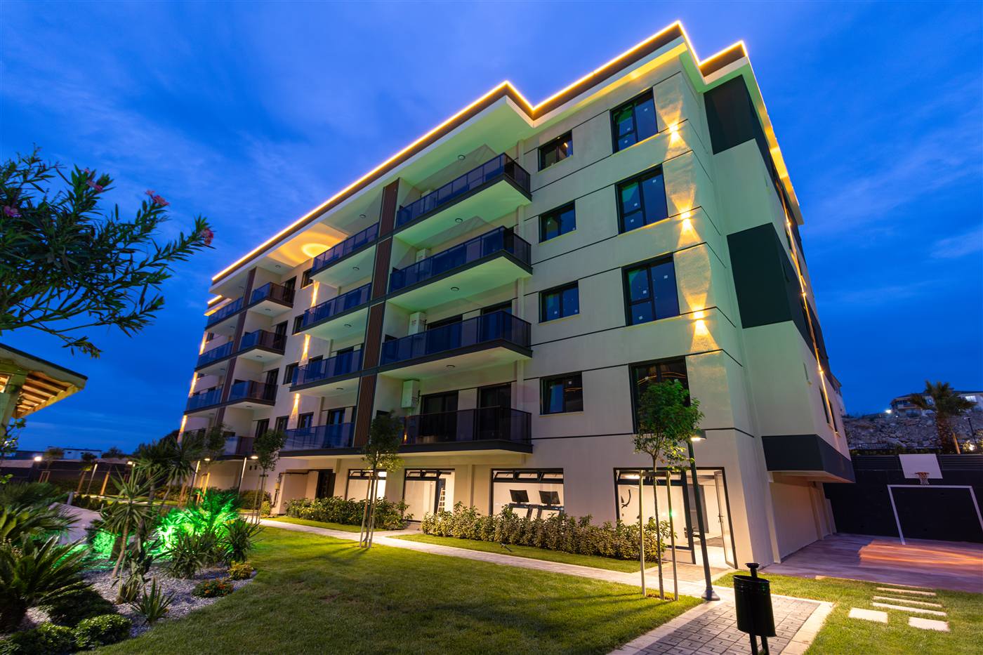 Wellness Life 2 bloğu ve bahçesi, akşam aydınlatmasıyla