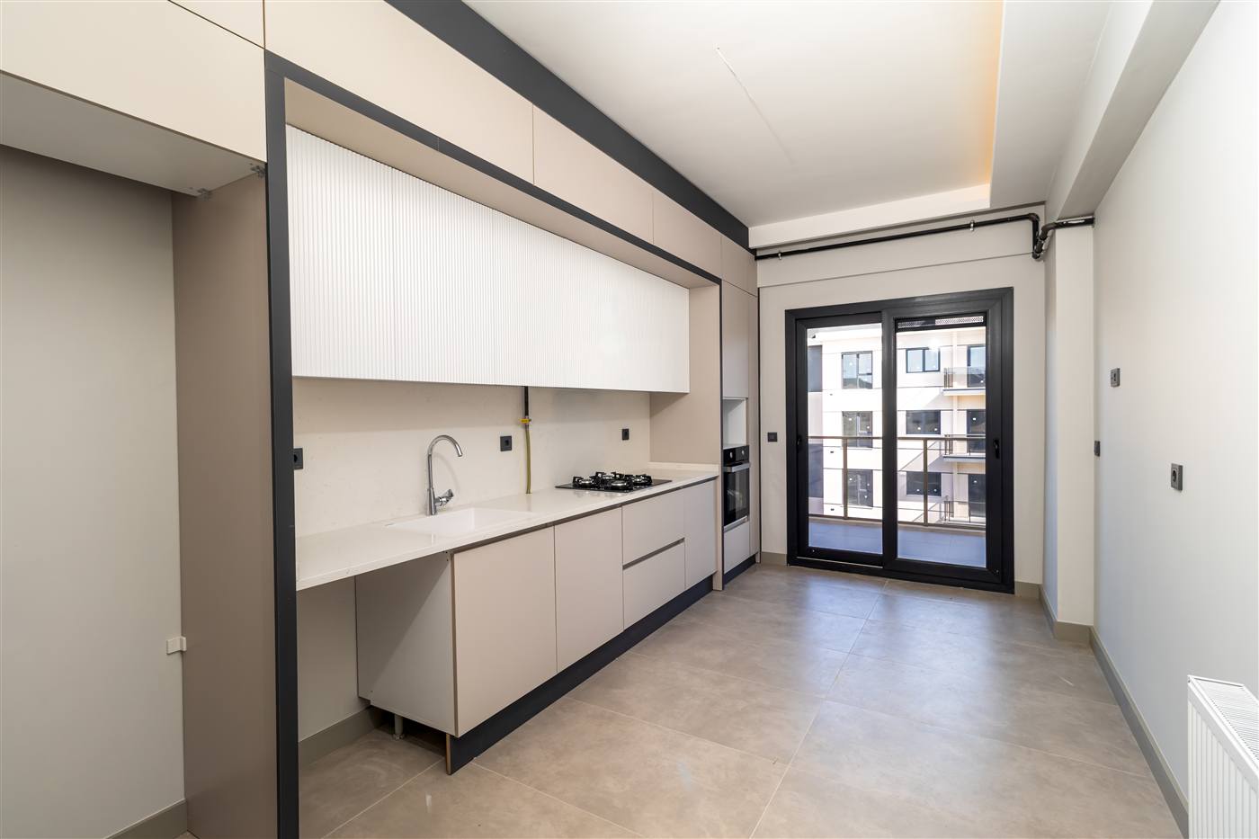Ankastre fırınlı mutfak ve balkon çıkışı