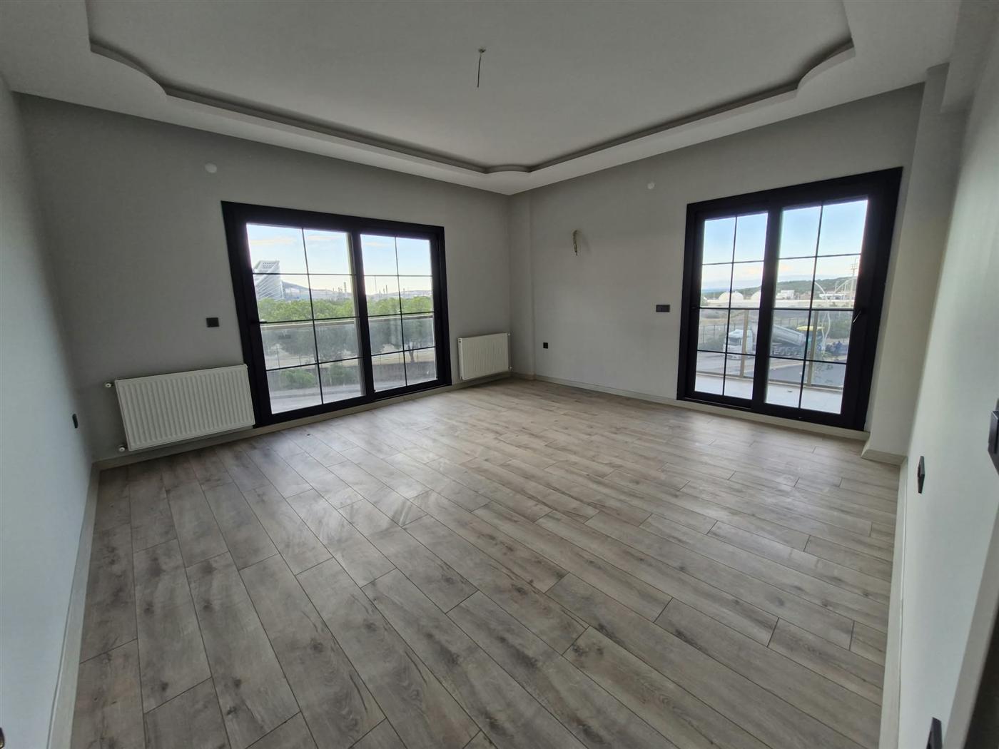 Satıştaki bir 2+1: iki pencereli, aydınlık salon