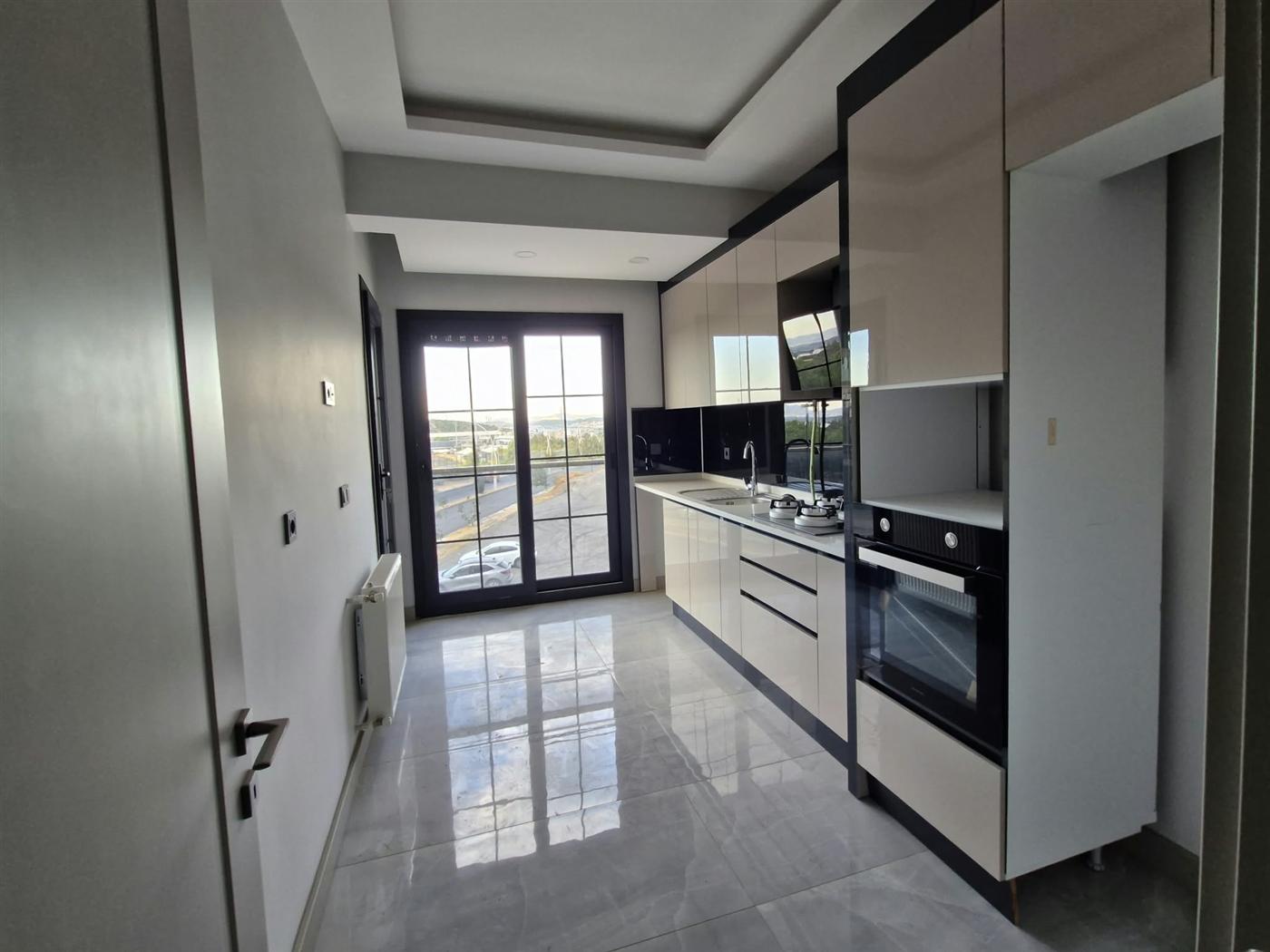 Ankastre fırın ve ocaklı kapalı mutfak, balkon çıkışı