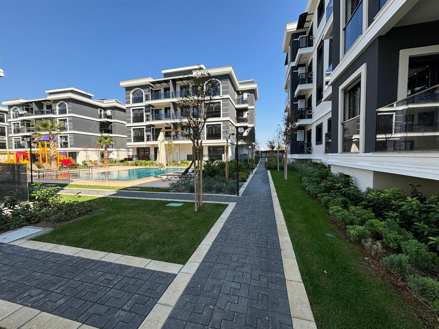 Bloklar arasındaki yürüyüş yolu ve peyzaj