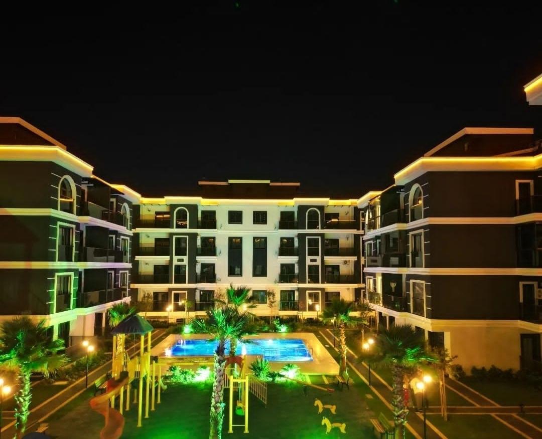 Gece aydınlatmasıyla avlu ve havuz